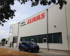 Einzelbuchstaben im Abstand auf die Fassade geschraubt