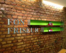 Produktregal mit Namensschild