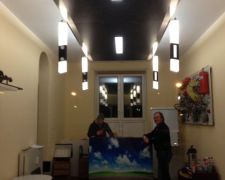 Die Deckenbeleuchtung einer Fahrschule