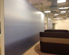 Eine 3-teilige, 28 m lange, beidseitige Akustikwand mit Wunschmotiv