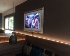 Rahmung hängt mit einem Abstand von 20 mm vor der Wand