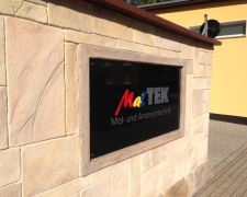 Acryleinzelbuchstaben auf schwarzer Aluverbundplatte