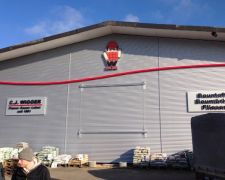 Fassadenwerbung: 2 Grundplatten mit hinterleuchteten Einzelbuchstaben, mittig Platz für wechselnde Planenwerbung