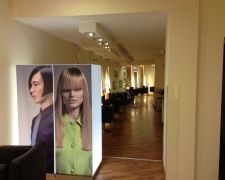 Raumteiler als allseitig leuchtende Acrylhaube, zweiseitige Digitaldrucke