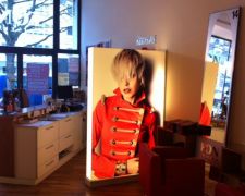 Raumteiler als allseitig leuchtende Acrylhaube, zweiseitige Digitaldrucke