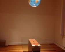 Beleuchtung eines Besprechungstisches mit nur 4 LED-Downlights à 6 Watt. Im Globus: 4 Watt-LED mit einer E27-Fassung.