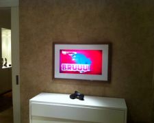 Hinter dem Fernsehbild befindet sich ein CD-Recorder