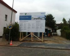 Bauschild mit selbsttragender Holzkonstruktion