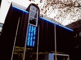 Rainer Gottemeier, Rathaus Neumünster, Lichtinstallation aus freiliegendem Neon