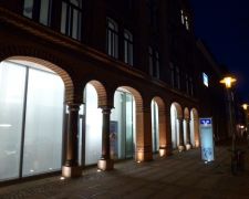 Werbepylon, beidseitig transluzent beschriftetes Verbundsicherheitsglas mit einer Einfassung aus poliertem Edelstahl