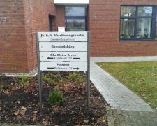 Edelstahlgestell mit wechselbaren Klemmschildern